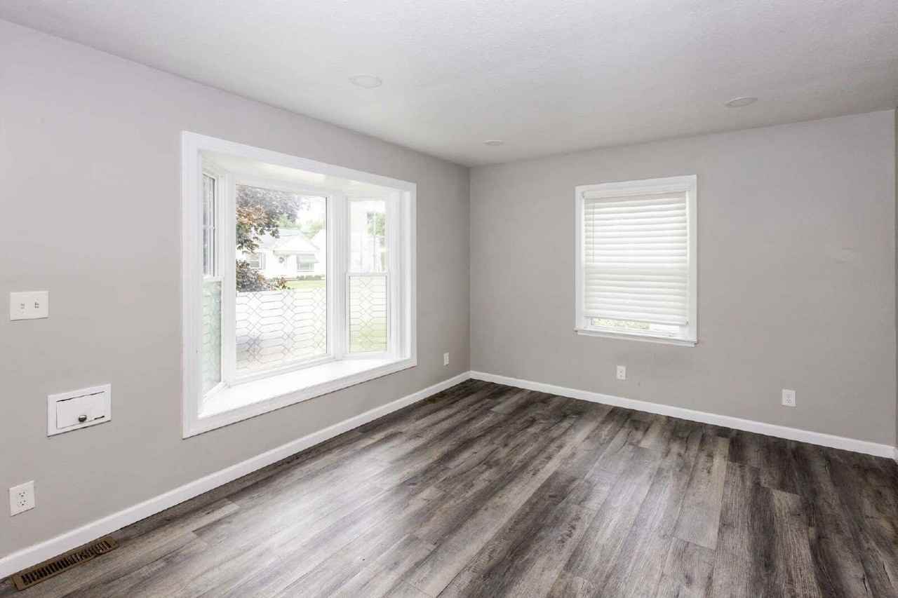 1572 Woodhurst Ave - Photo 3 of 21