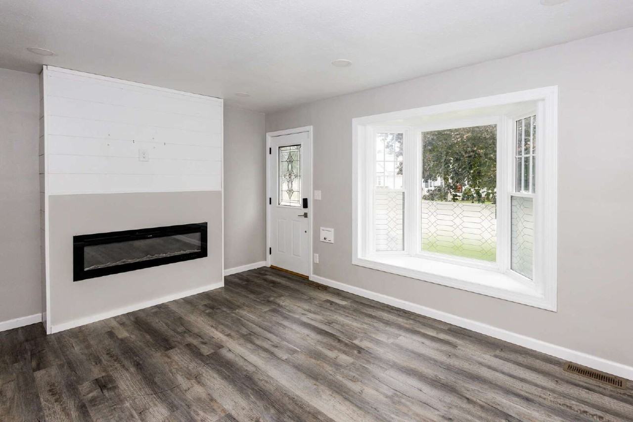 1572 Woodhurst Ave - Photo 4 of 21
