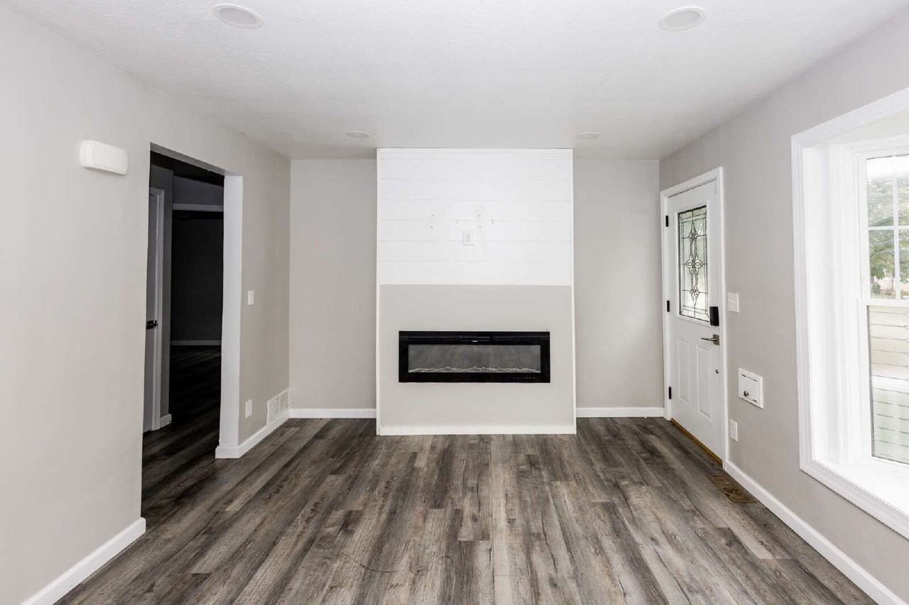 1572 Woodhurst Ave - Photo 5 of 21