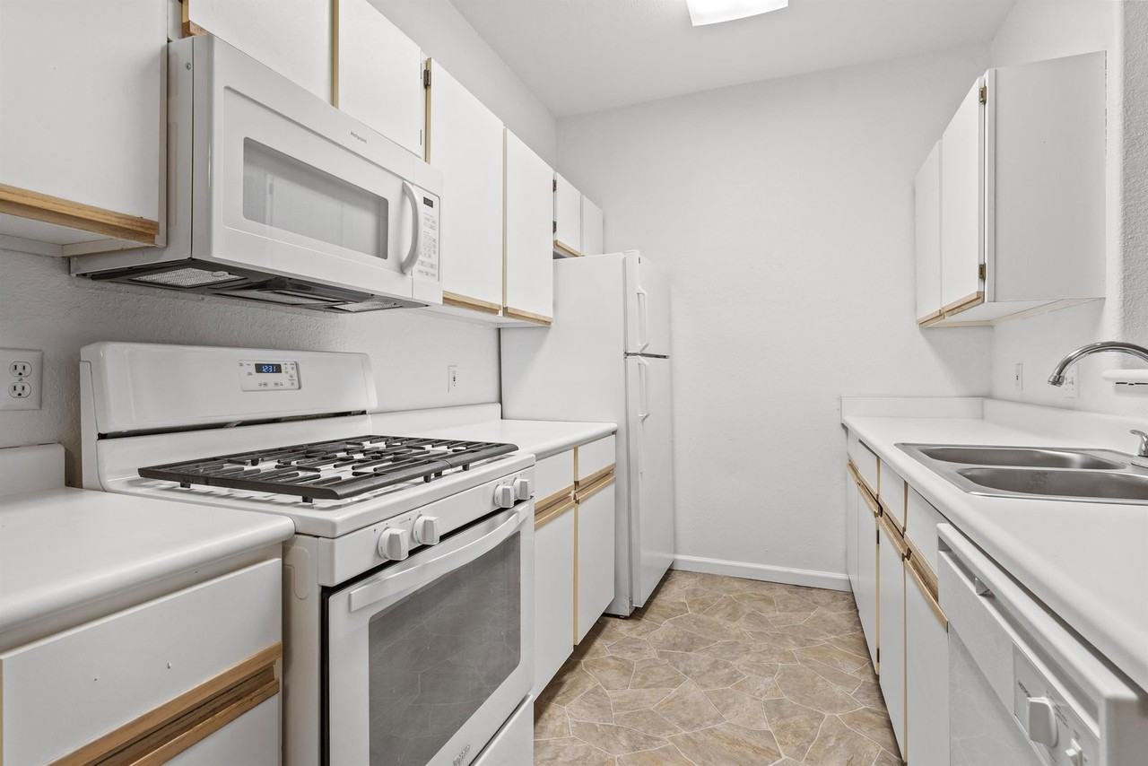 1101 Linden Ln #985 - Photo 2 of 11