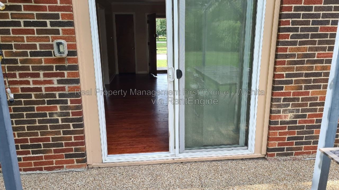 340 N Brookside St - Photo 4 of 9