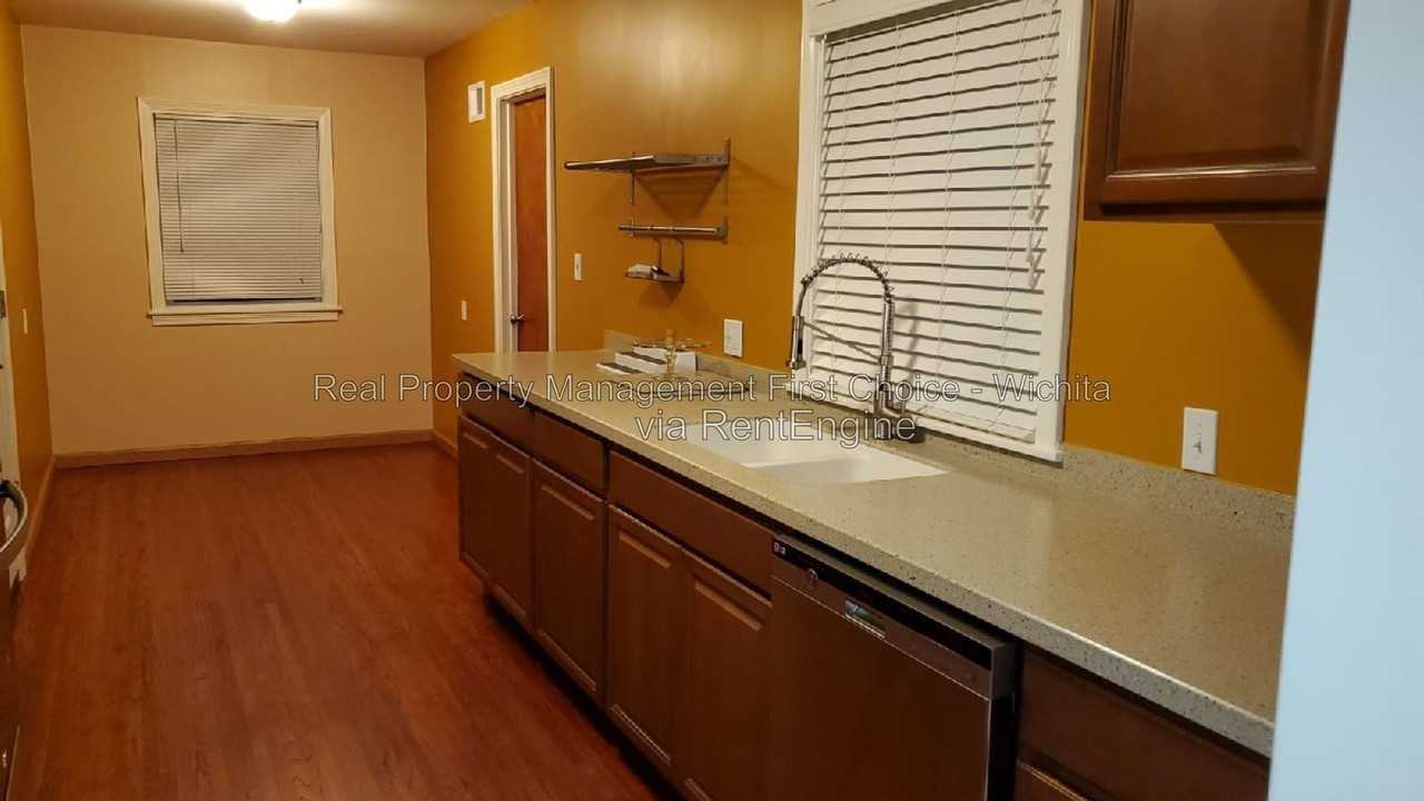 340 N Brookside St - Photo 7 of 9