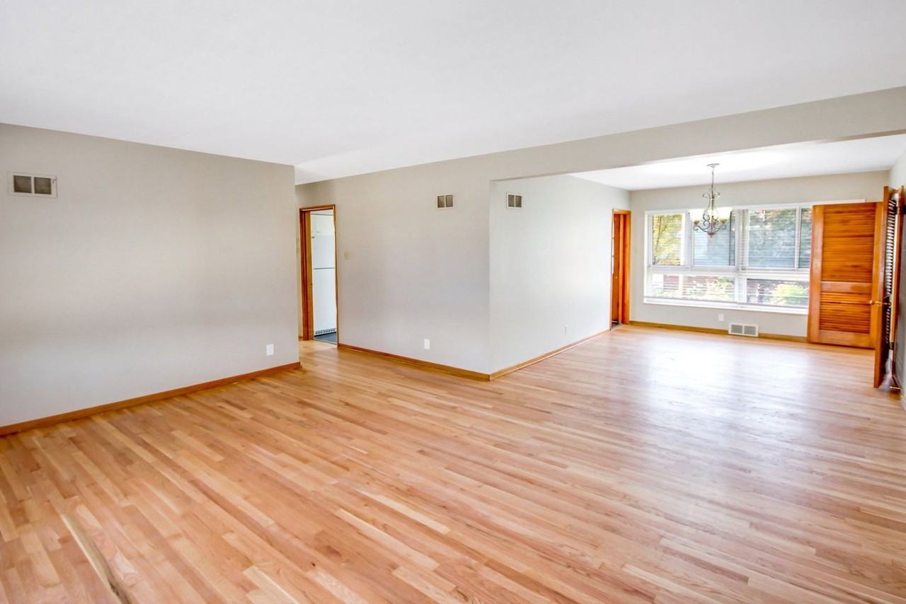 1011 Chartres Ave - Photo 3 of 21