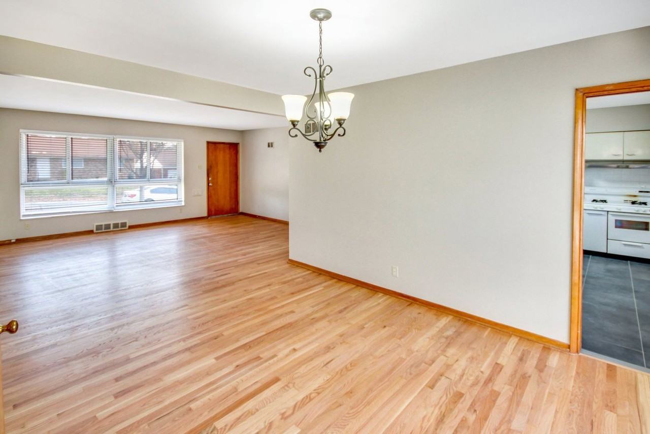 1011 Chartres Ave - Photo 4 of 21