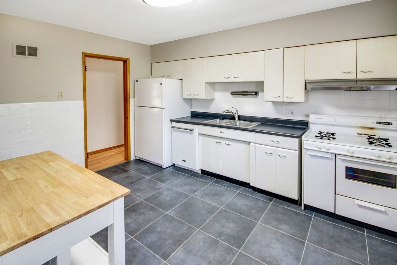 1011 Chartres Ave - Photo 6 of 21