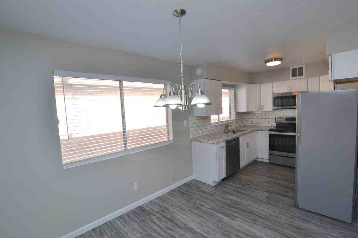 645 N Arrowhead Dr #2 - Photo 4 of 12