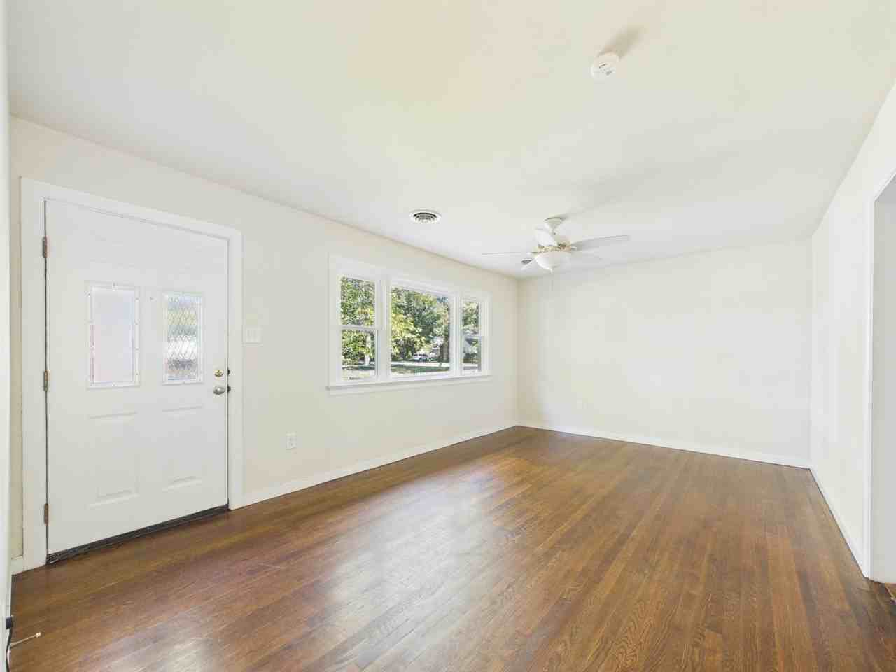 838 Greystone Ave - Photo 5 of 24