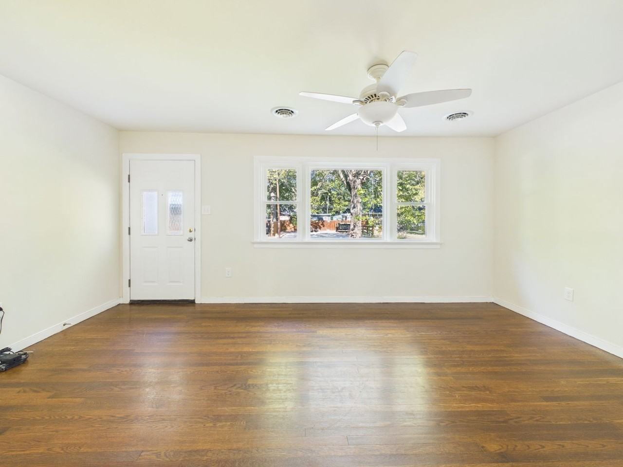838 Greystone Ave - Photo 6 of 24