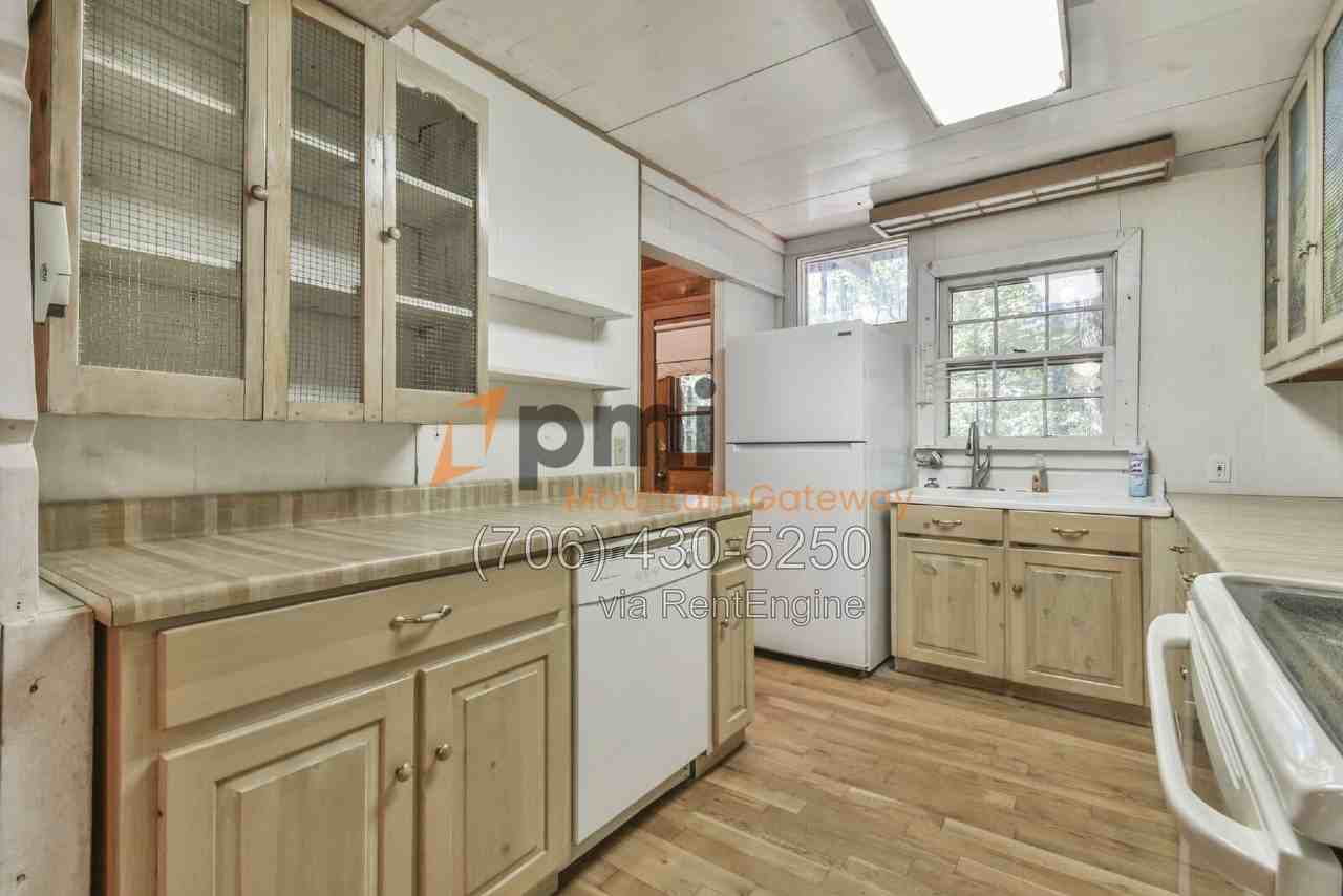 266 Glenridge Dr - Photo 3 of 31