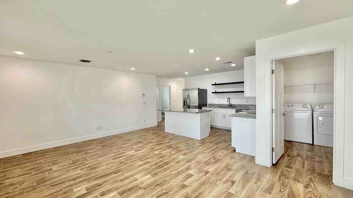 5733 S 13th Ave - Photo 5 of 19