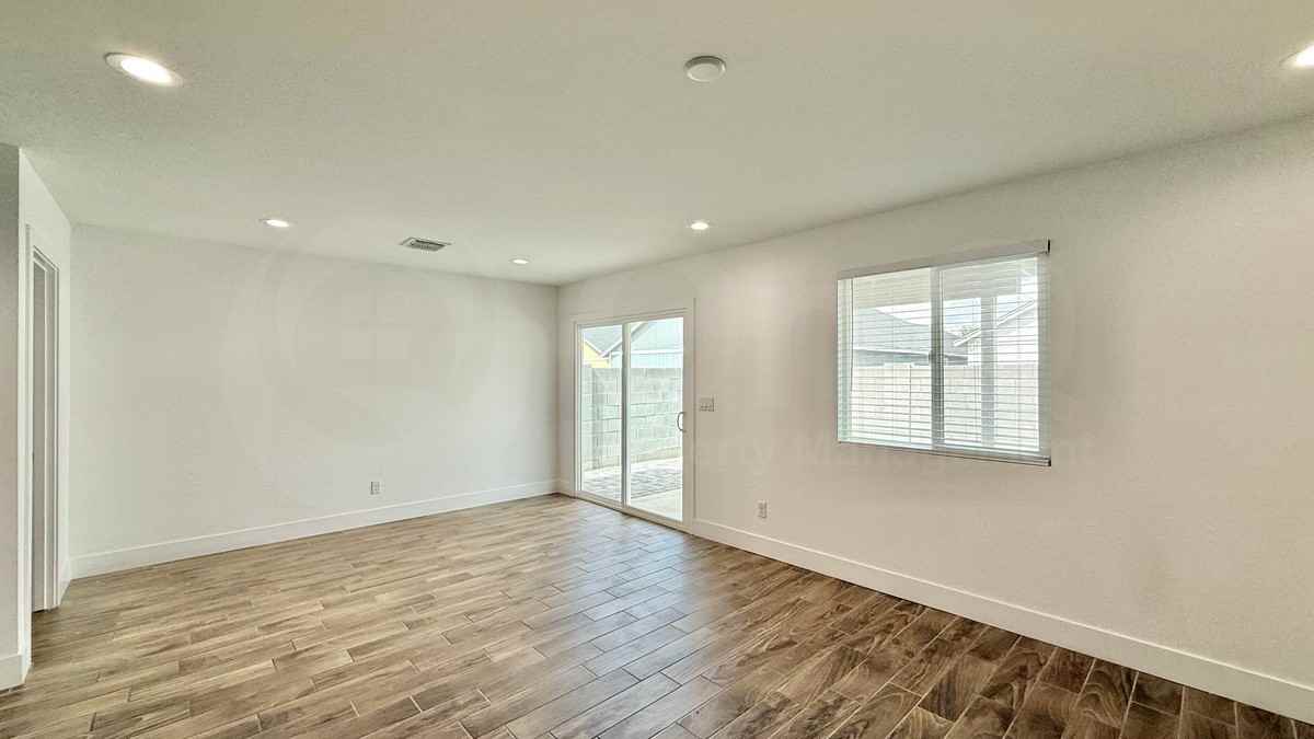5733 S 13th Ave - Photo 6 of 19