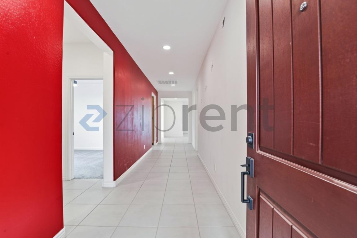 10255 W Piccadilly Rd - Photo 5 of 39