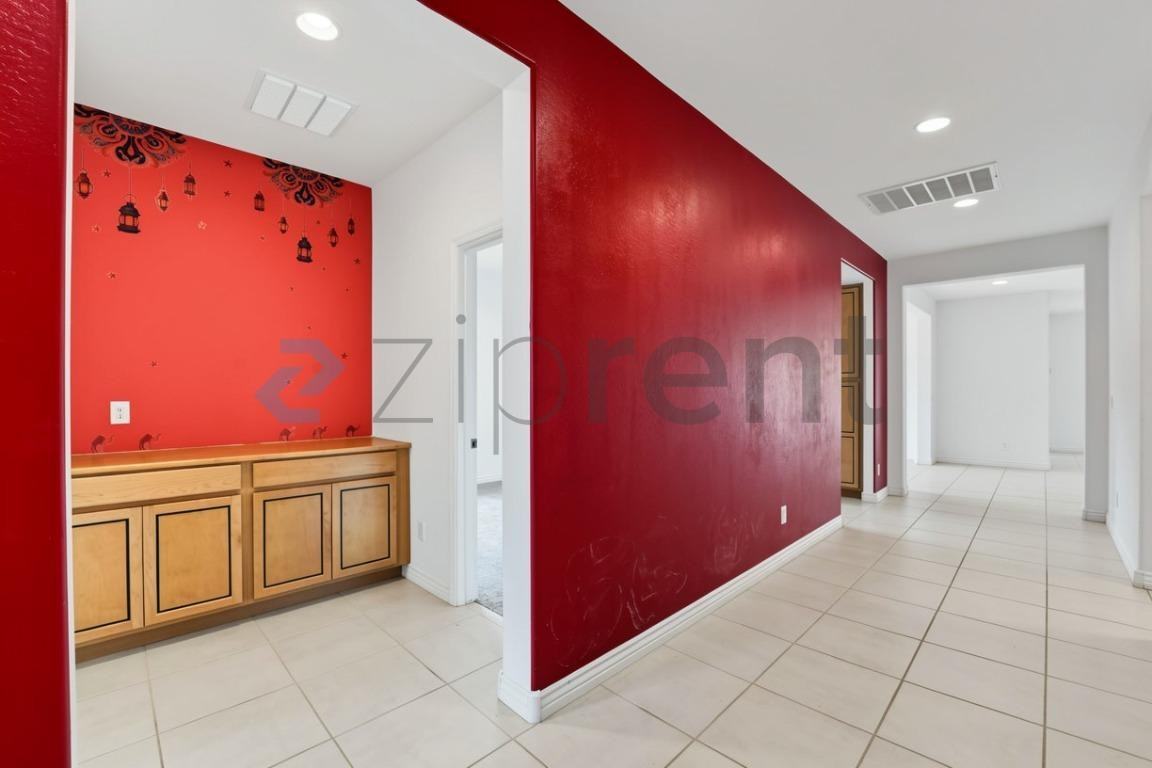 10255 W Piccadilly Rd - Photo 7 of 39