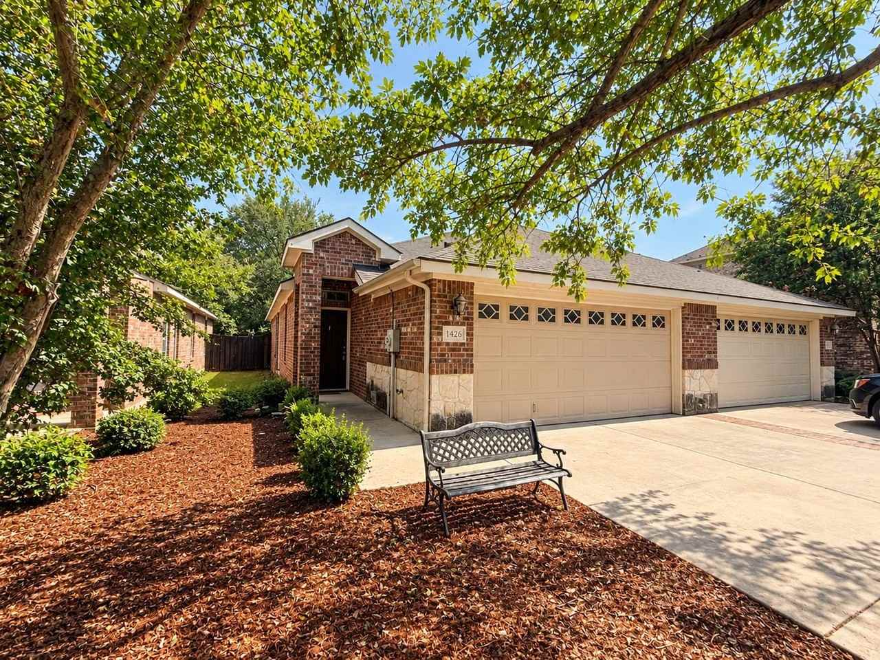 1426 Ravenwood Dr - Photo 2 of 22