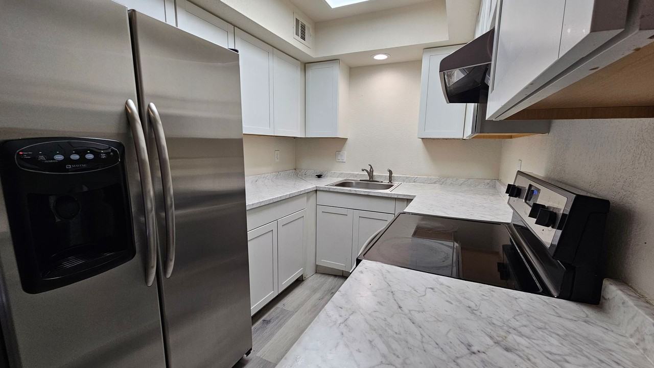 Adorable  2/2 CONDO - Photo 6 of 14