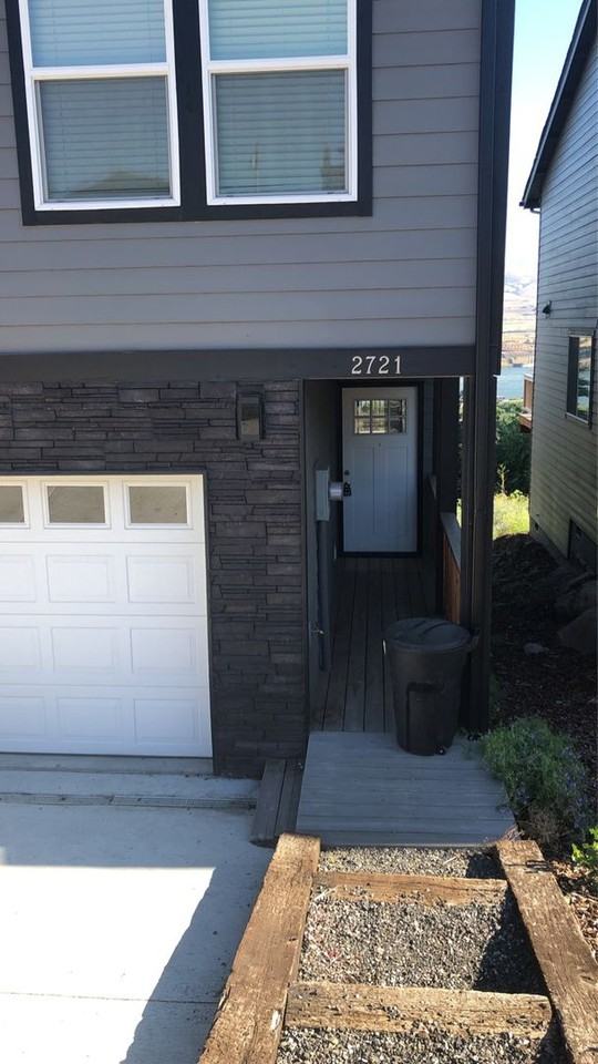 2721 E 9th St - Photo 2 of 8