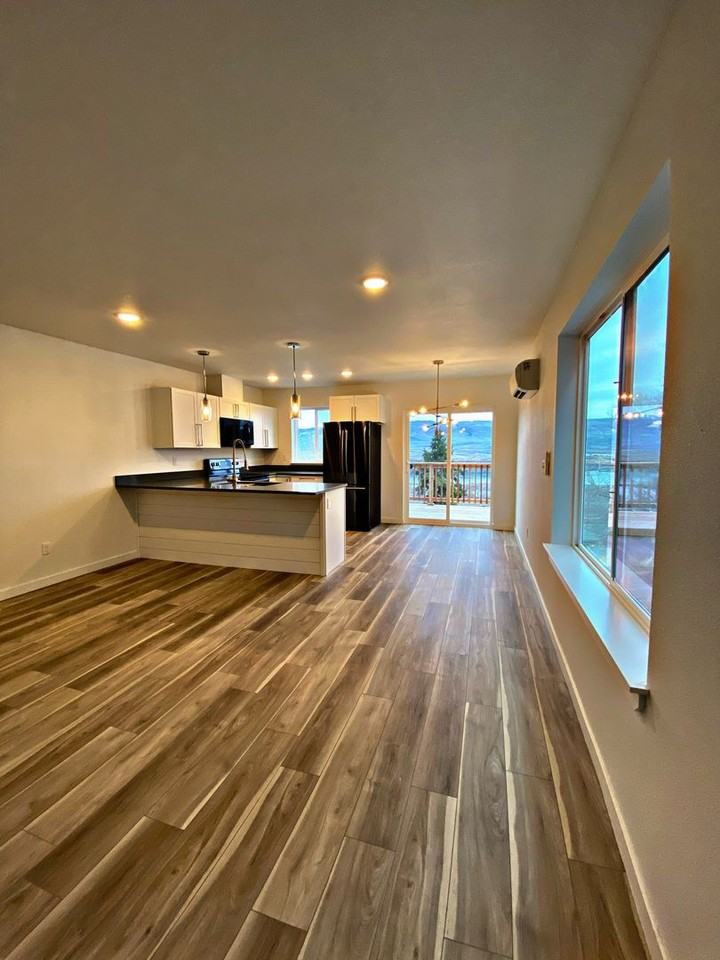2721 E 9th St - Photo 5 of 8