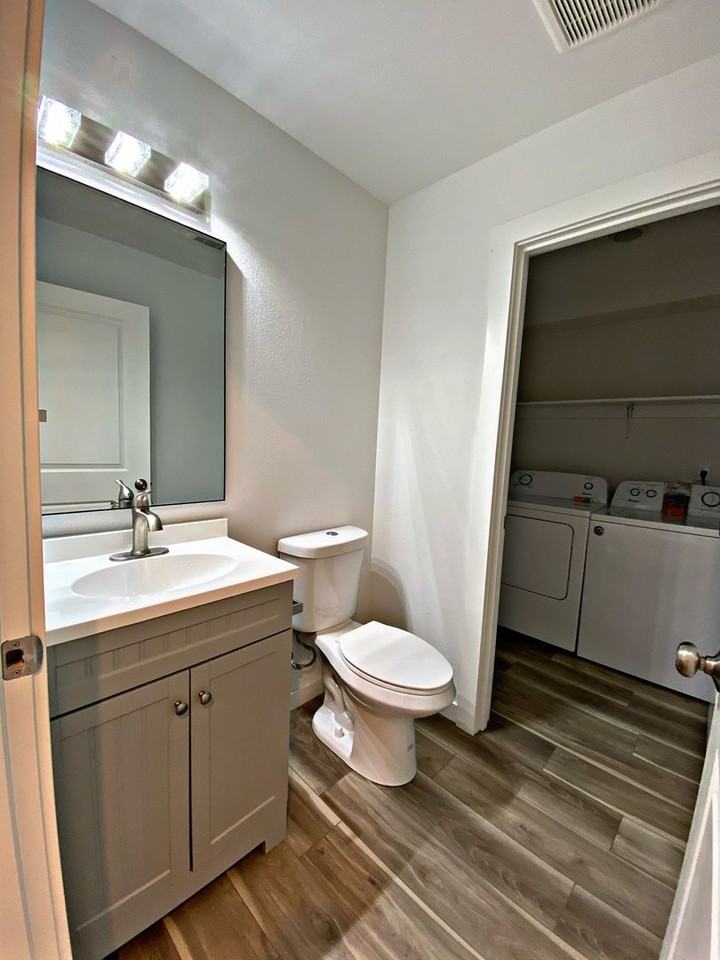 2721 E 9th St - Photo 7 of 8