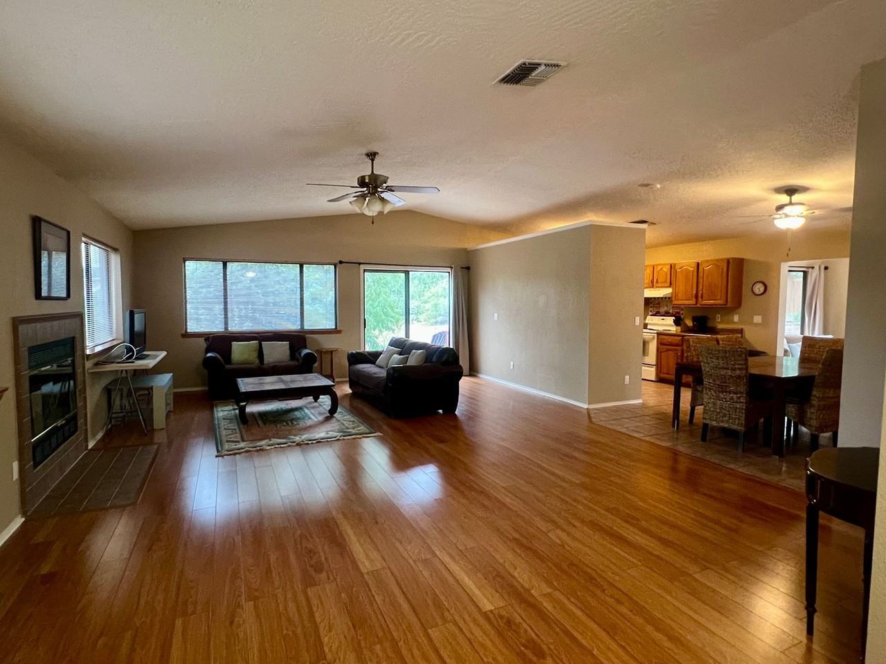 135 Stone Way - Photo 7 of 33