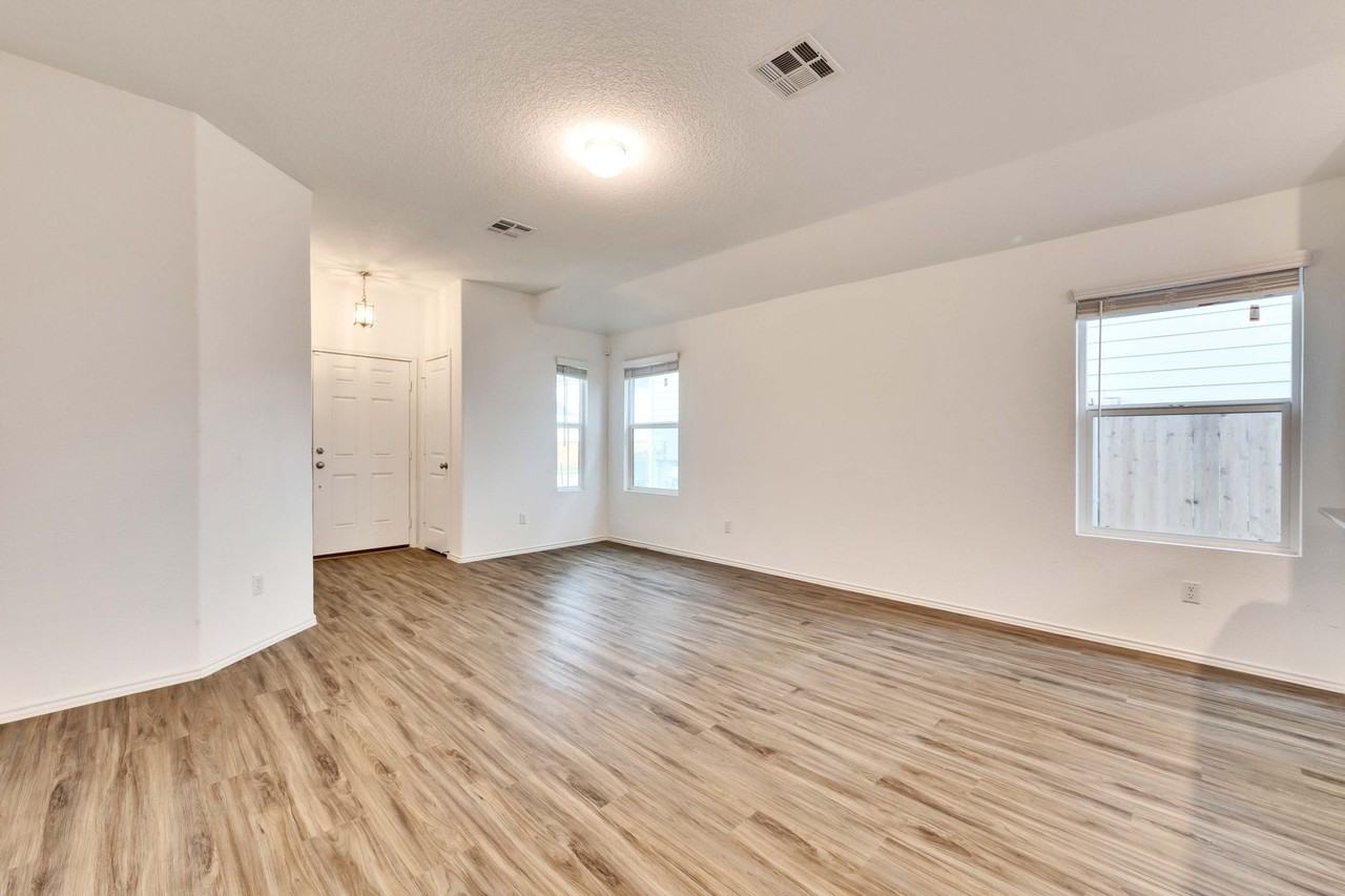 221 Majestic Cedar Dr - Photo 4 of 39
