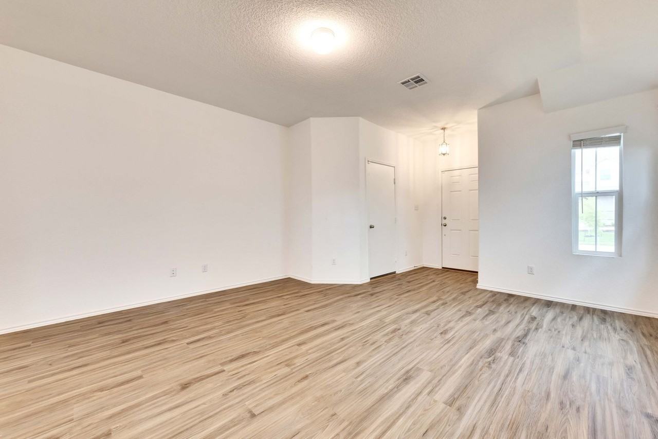 221 Majestic Cedar Dr - Photo 6 of 39