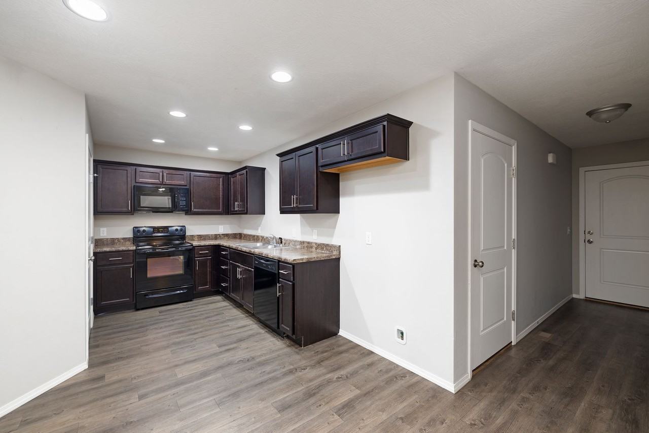 1904 S Bryson Cir - Photo 7 of 10
