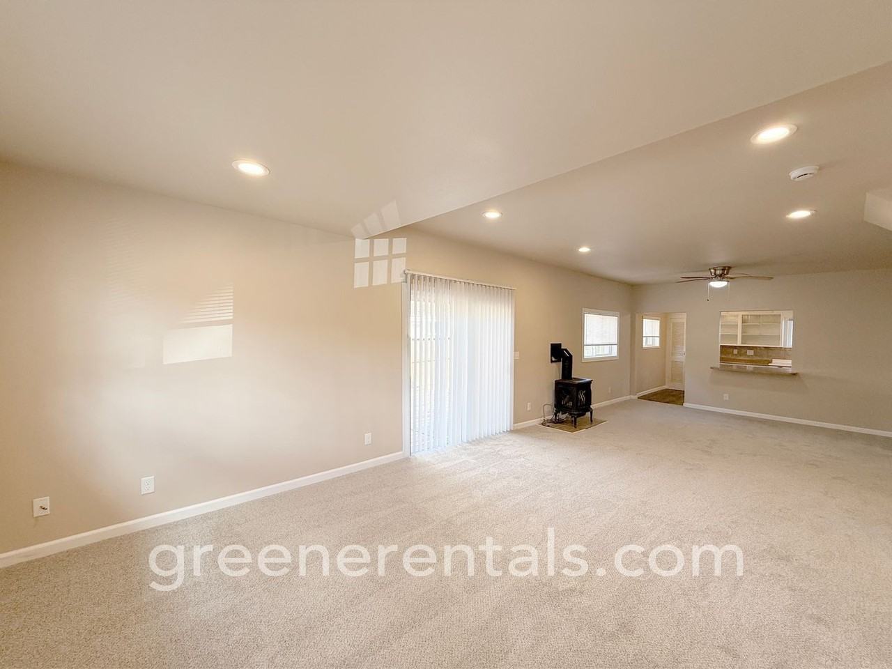 526 S Main St - Photo 4 of 30