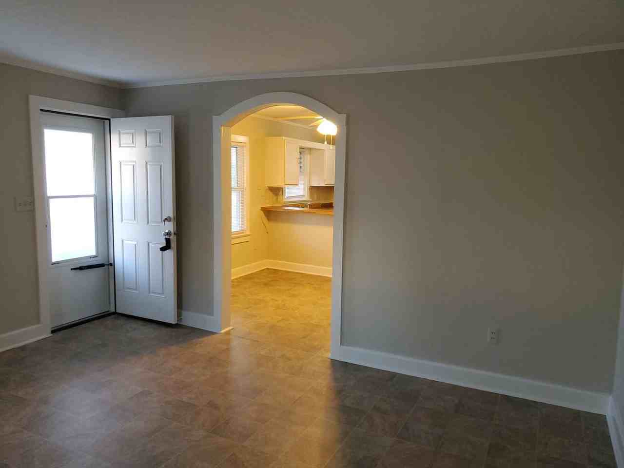 203 Queen St - Photo 5 of 17