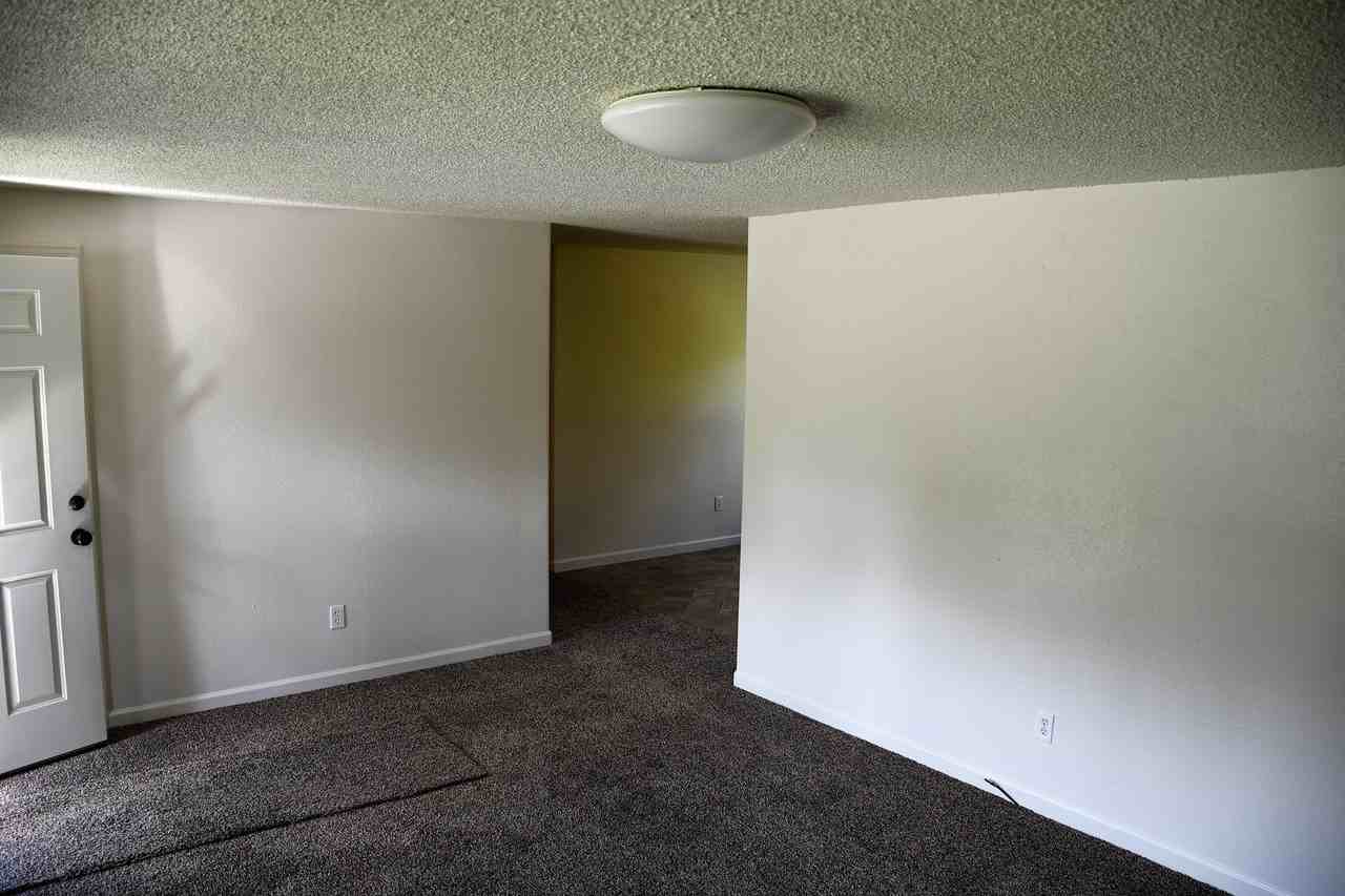 2905 S Bowdish Rd - Photo 3 of 12