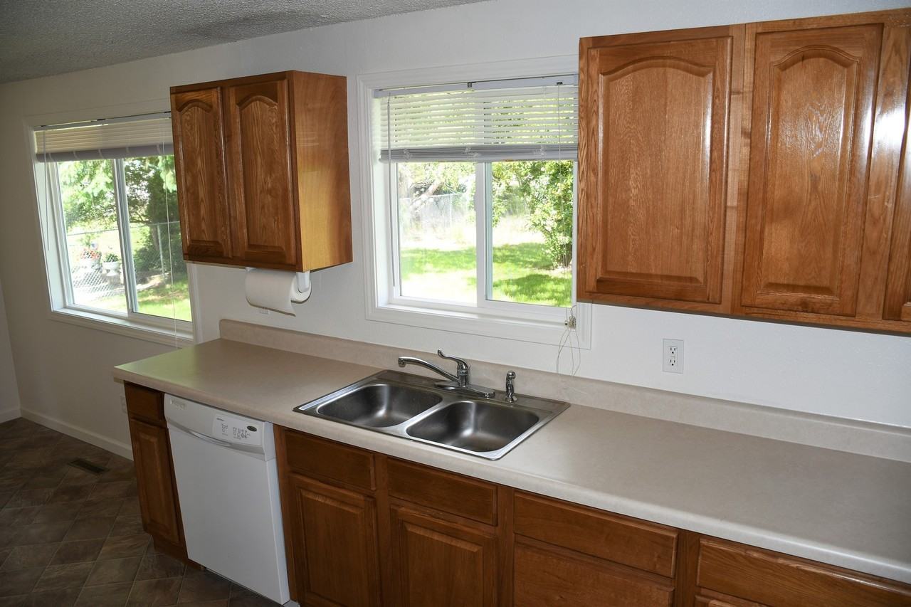 2905 S Bowdish Rd - Photo 7 of 12