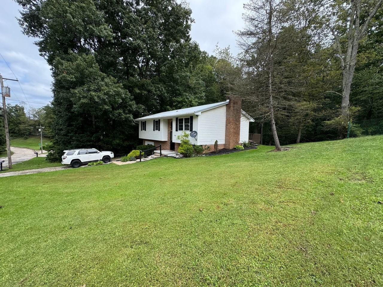 2186 Meadowview Dr - Photo 3 of 29