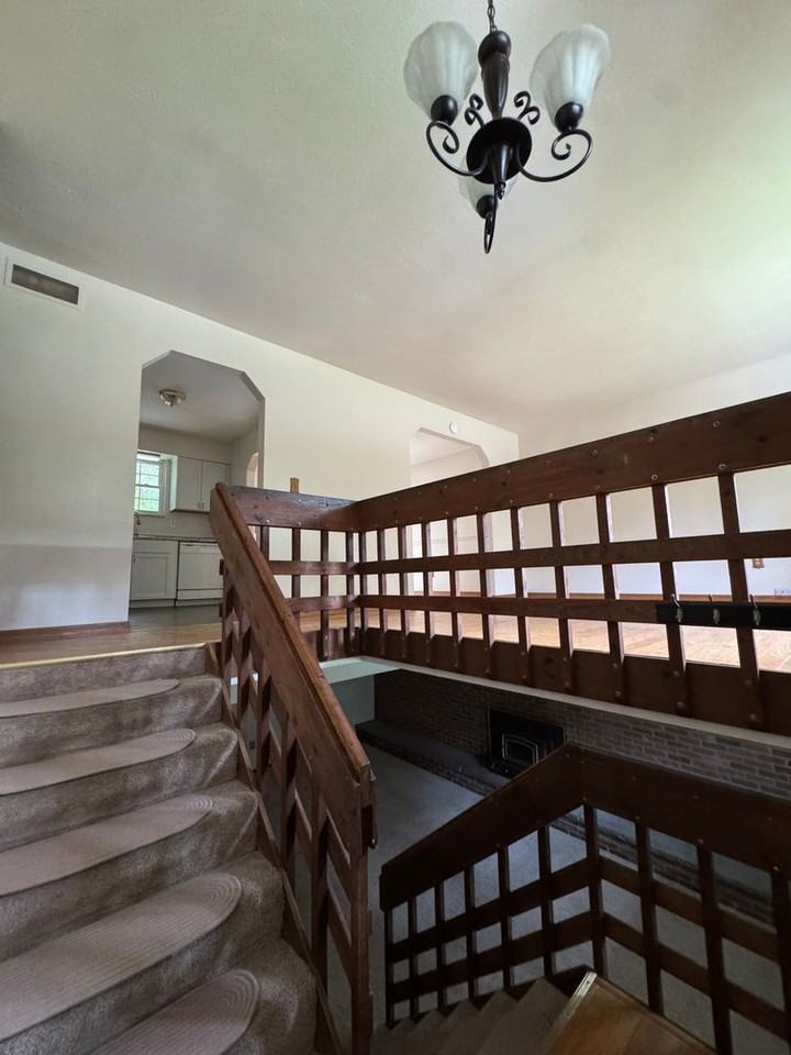 2186 Meadowview Dr - Photo 4 of 29