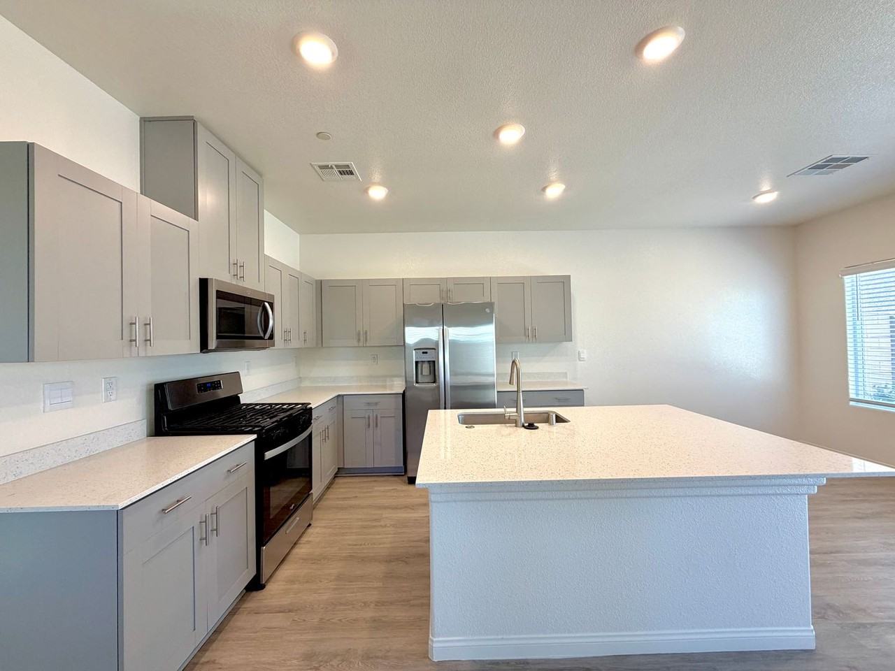 10051 Indigo Cliffs St - Photo 7 of 36