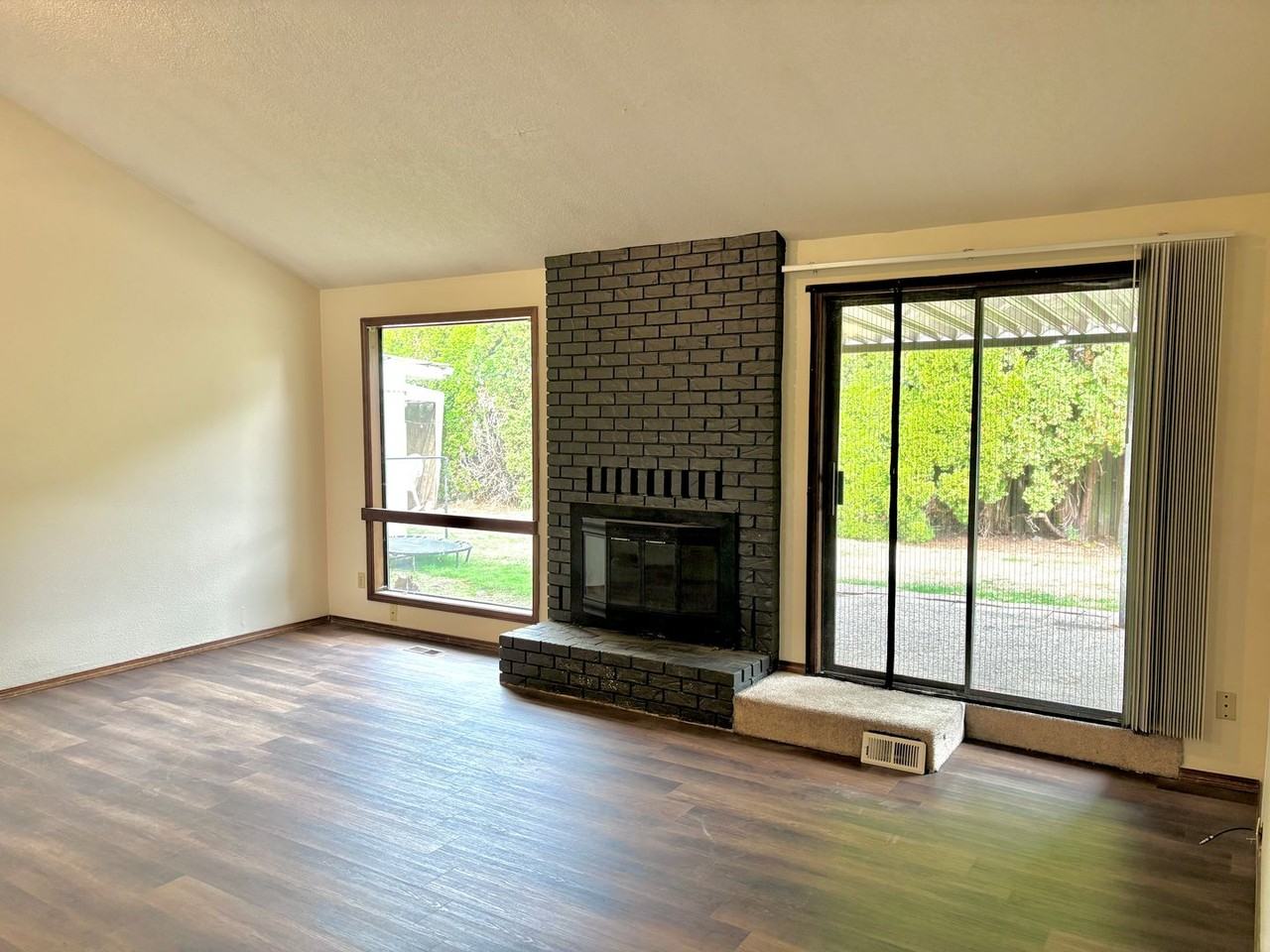 14273 14273 & 14275 SW Daphne St. - Photo 4 of 23