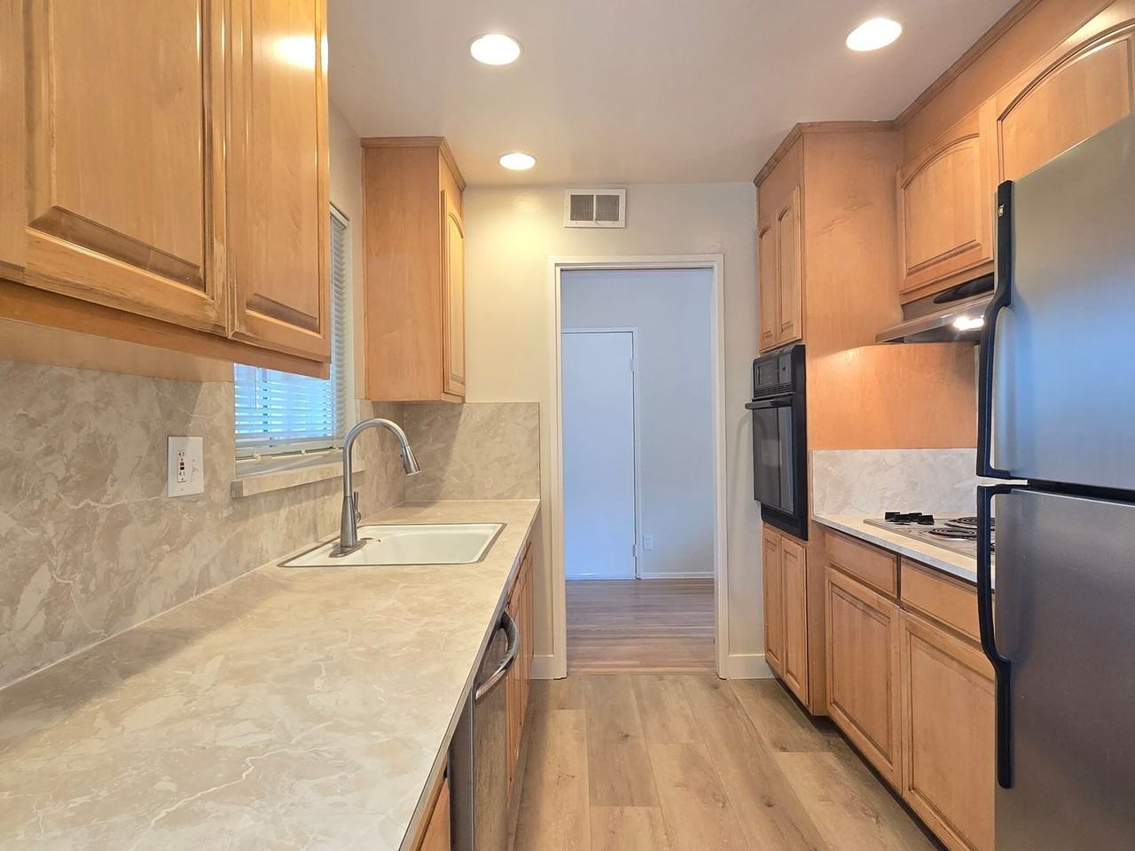 2756 Donovan Ave - Photo 2 of 9