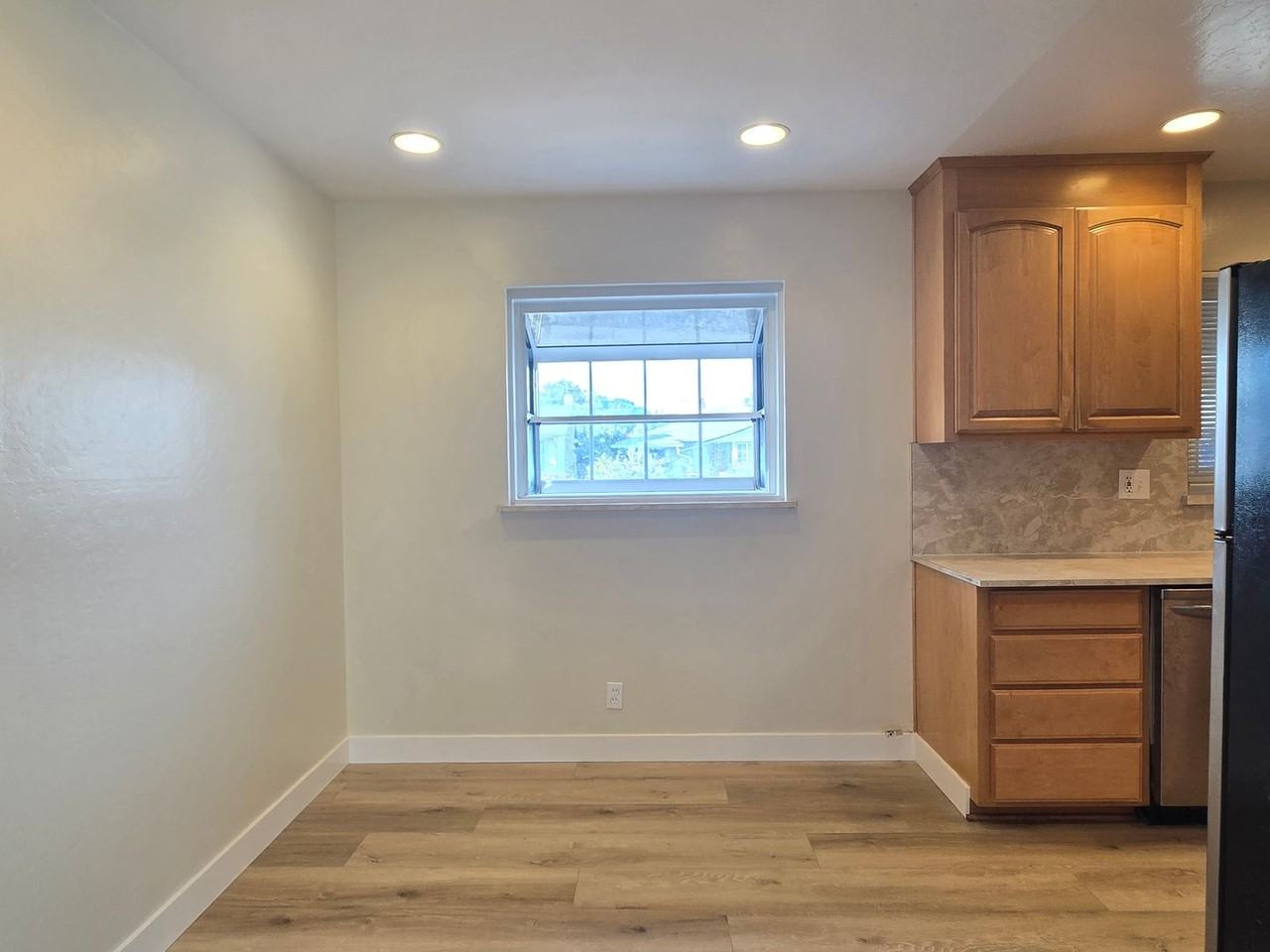 2756 Donovan Ave - Photo 3 of 9
