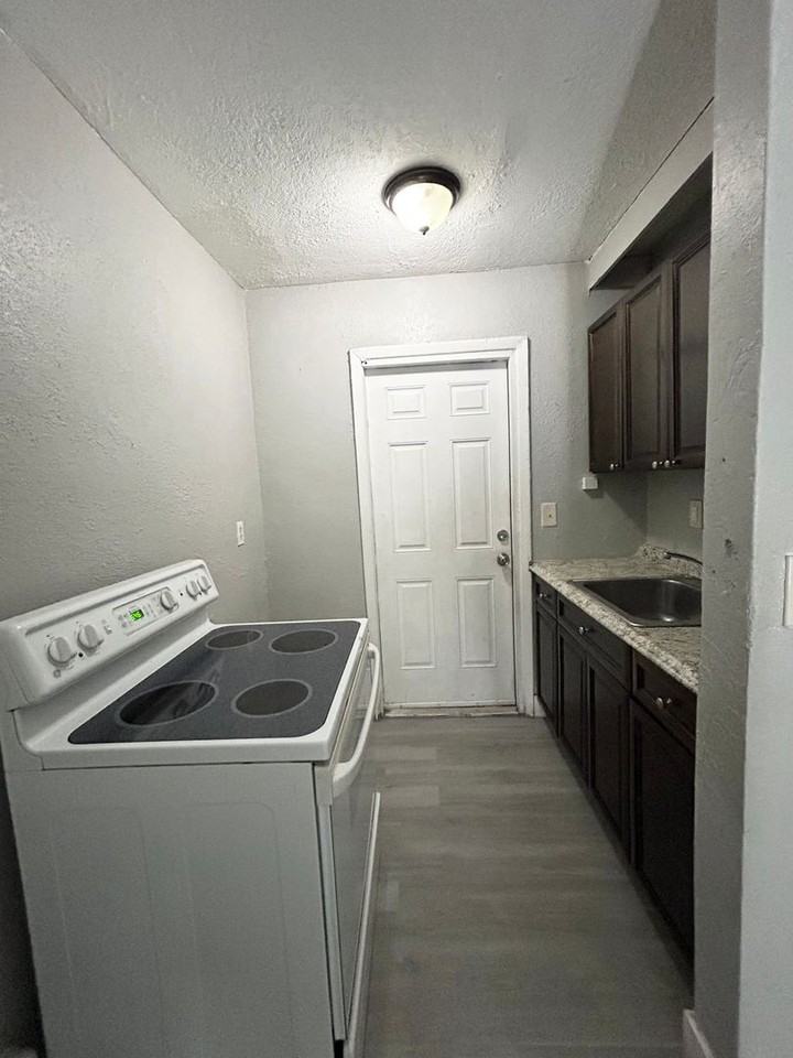 424 N Charles St #07 - Photo 3 of 13