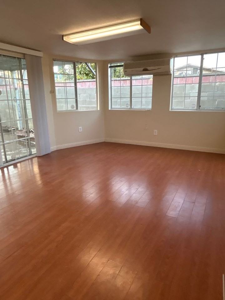 7549 3/4 Garvalia Ave - Photo 5 of 12