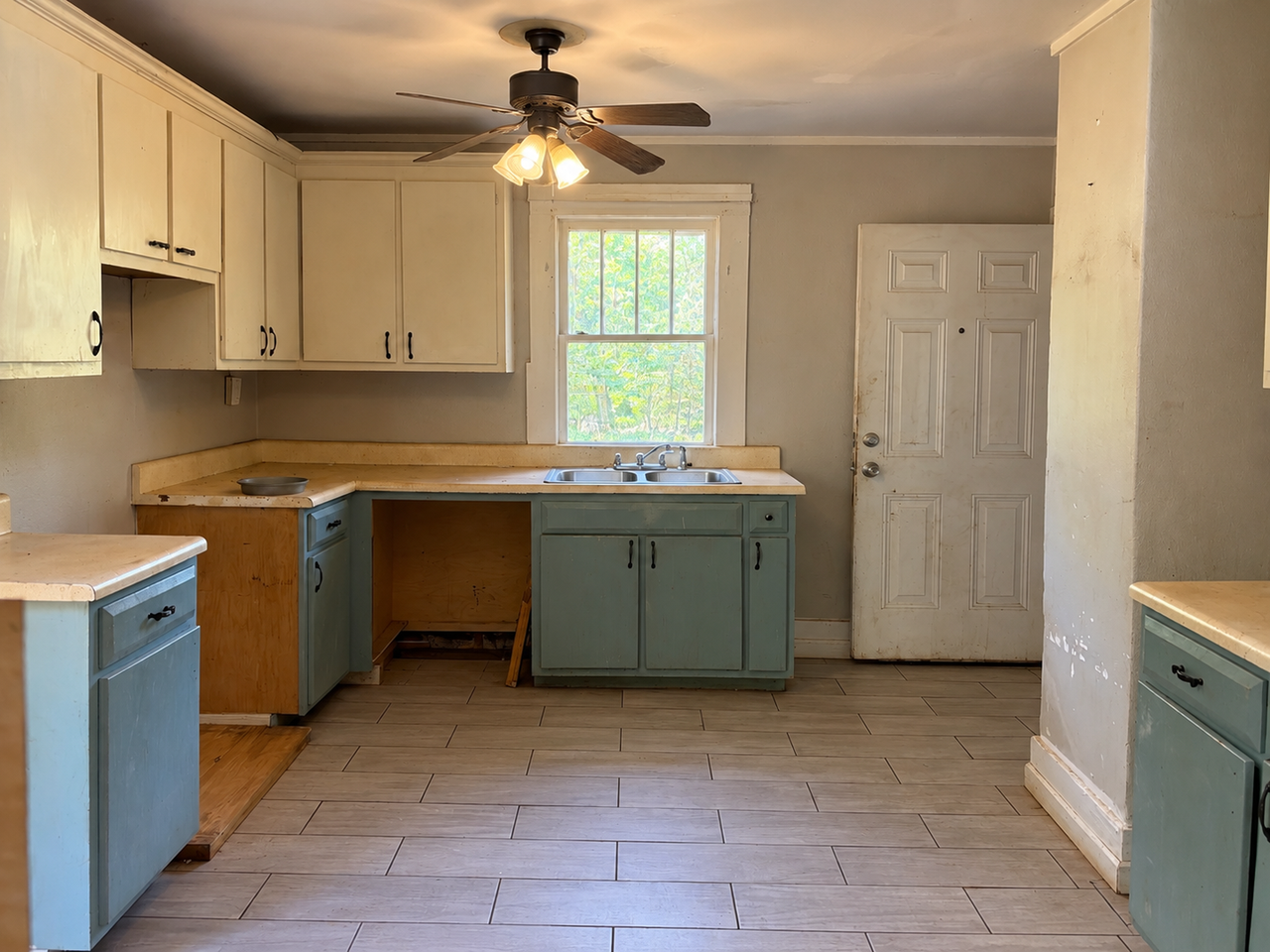 1422 Gillespie Ave - Photo 4 of 8