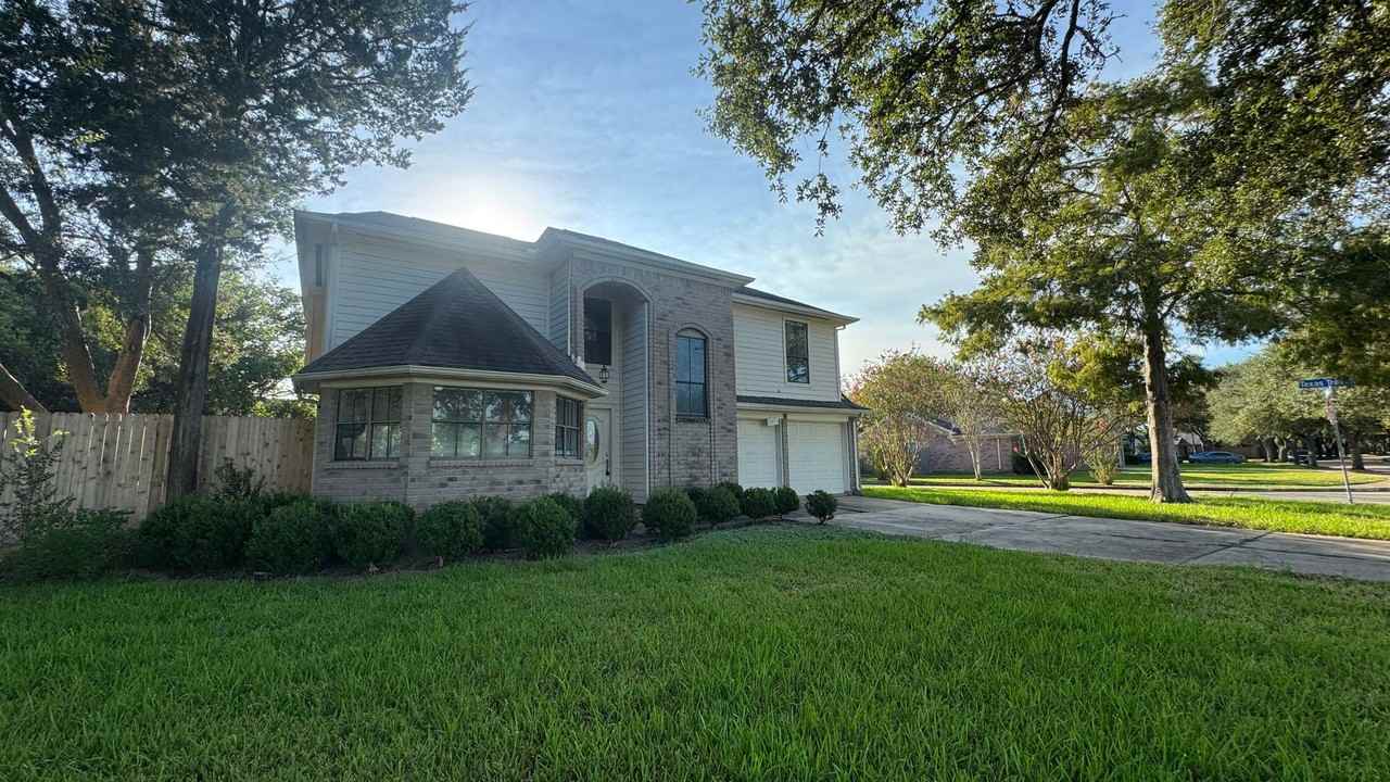 2919 Great Lakes Ave - Photo 2 of 14