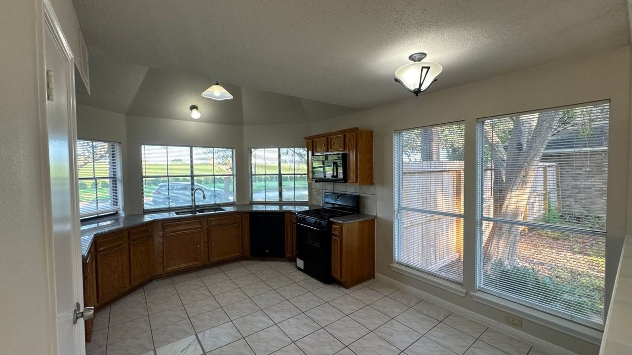 2919 Great Lakes Ave - Photo 4 of 14