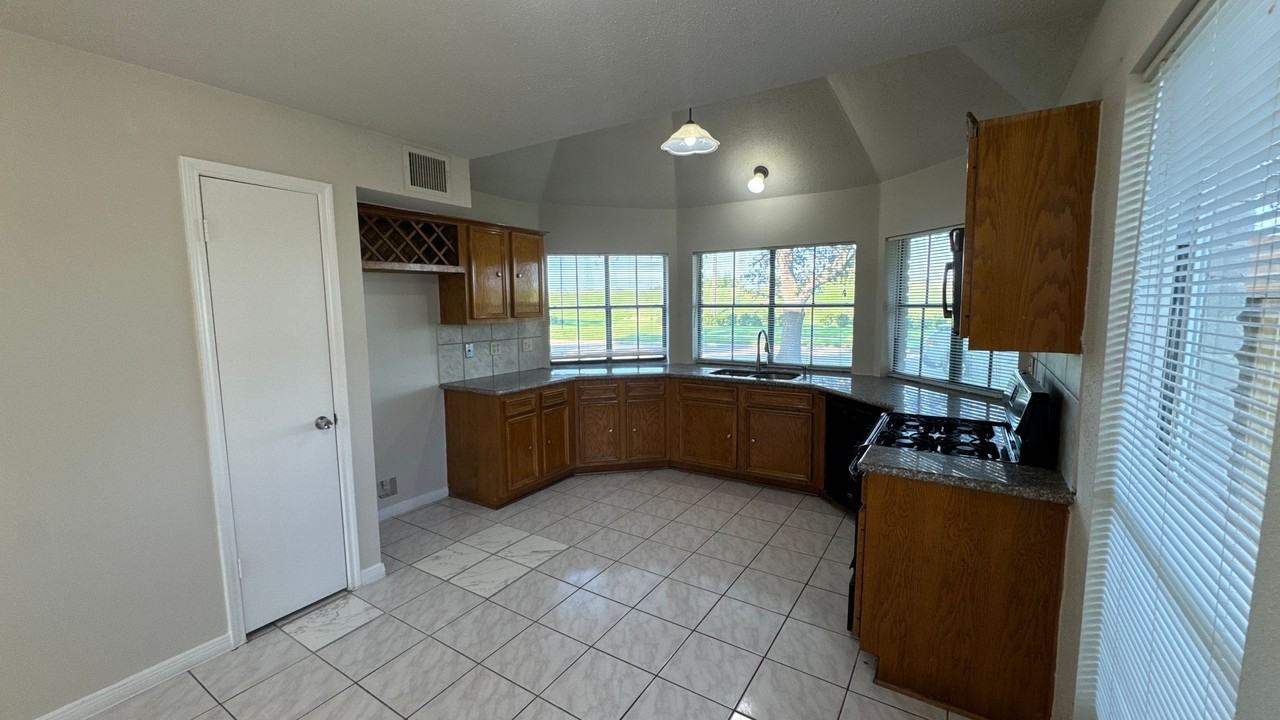 2919 Great Lakes Ave - Photo 5 of 14