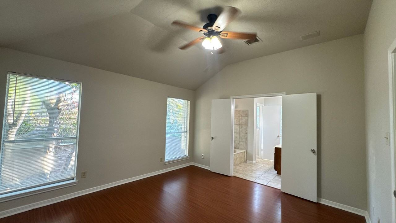 2919 Great Lakes Ave - Photo 7 of 14