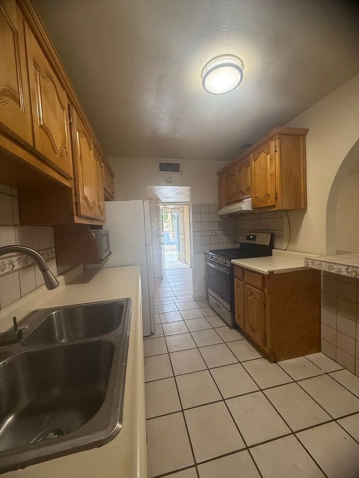 426 Southwind Dr - Photo 2 of 12