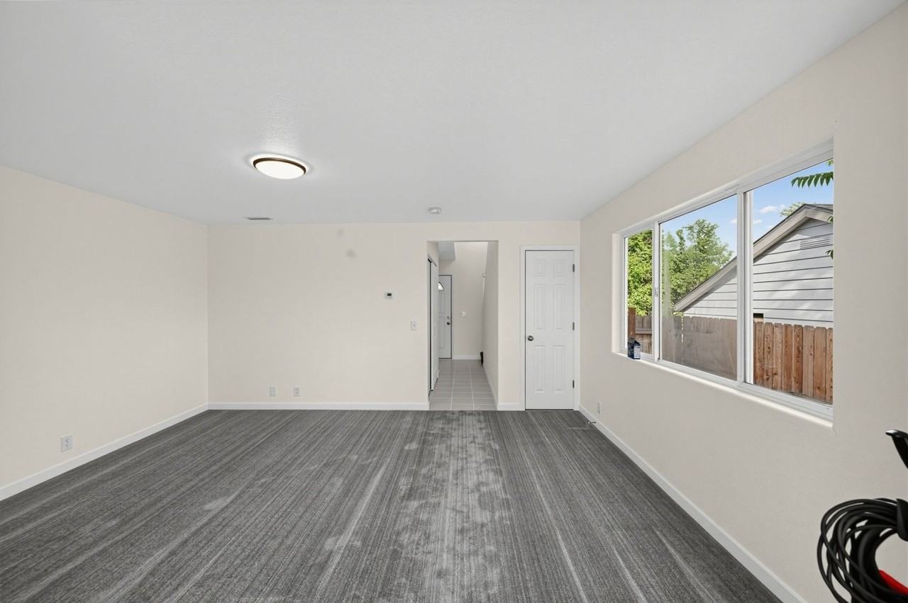 6744 Hooker St - Photo 5 of 12