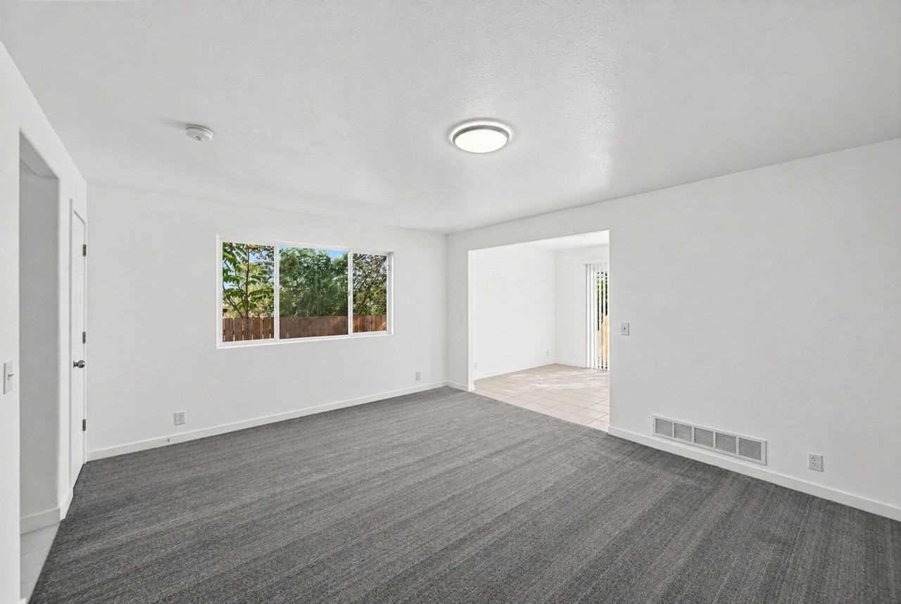 6744 Hooker St - Photo 4 of 12
