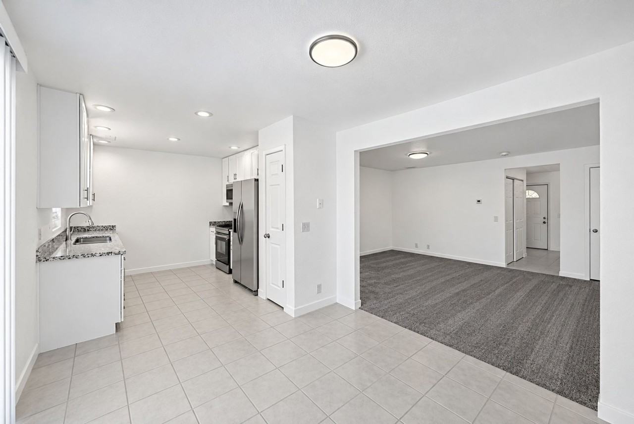 6744 Hooker St - Photo 3 of 12