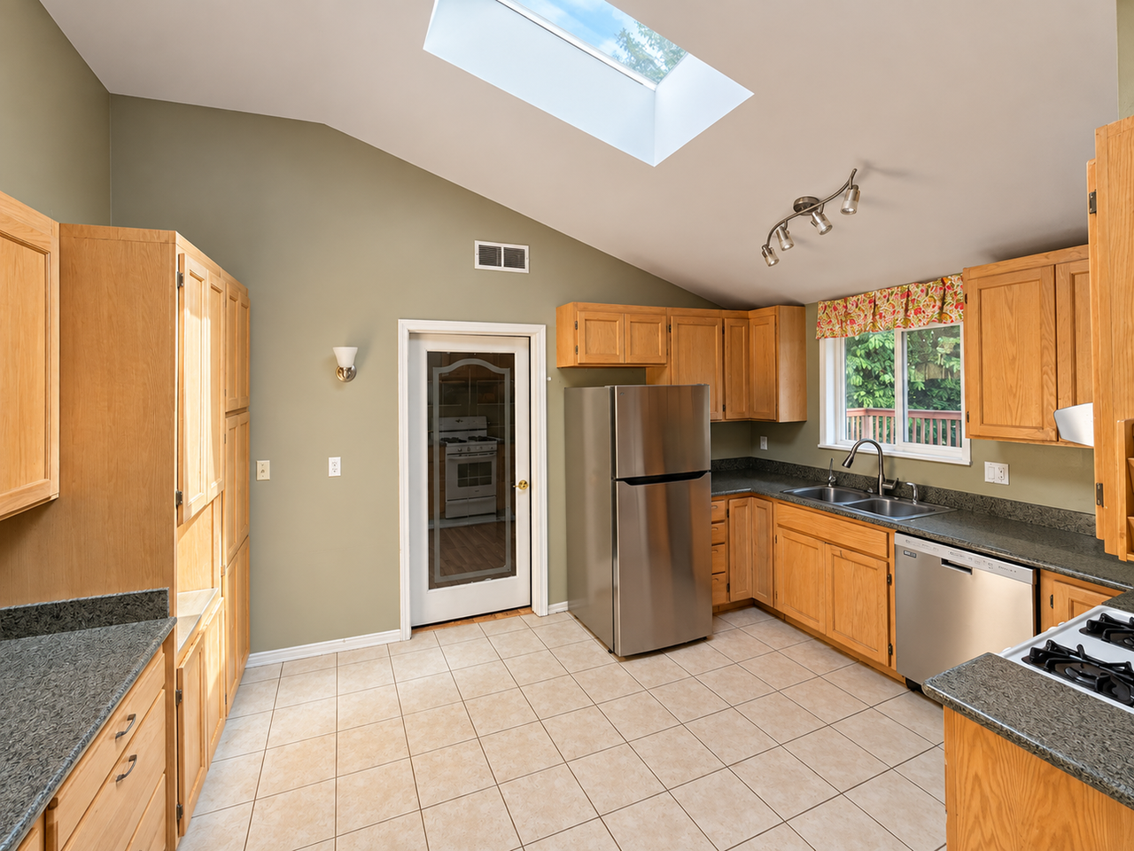 17014 Ne 105th St - Photo 4 of 32