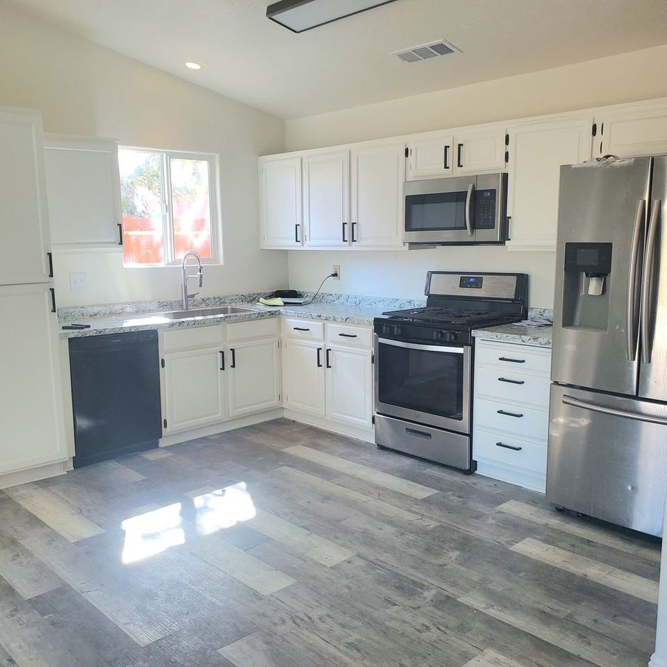 839 Jennifer St - Photo 2 of 11