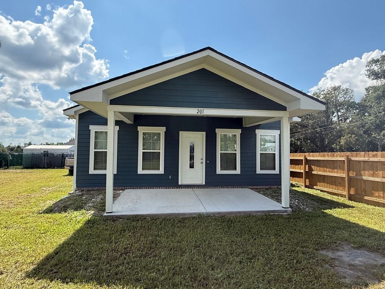 201 Smith Ave - Photo 2 of 17
